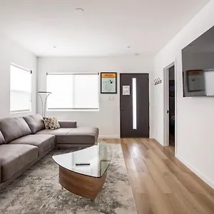  Villa Monopoly House - Spacious 2bd 8 Min From Airport